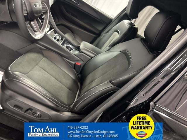 2027 Jeep Grand Cherokee GRAND CHEROKEE LAREDO X 4X4