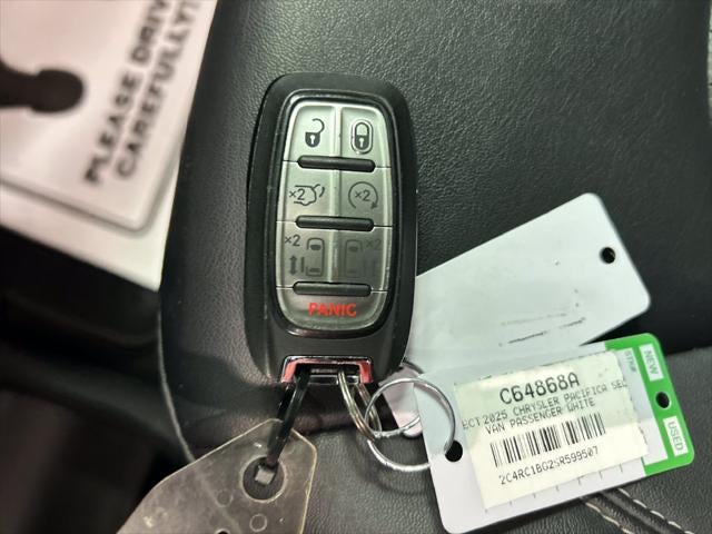 2025 Chrysler Pacifica Select